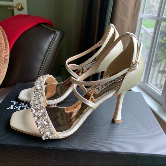 NIB New Badgley Mischka Ivory White Satin Jeweled Wedding Heels Sandals Sz 5.5 - Picture 2 of 6